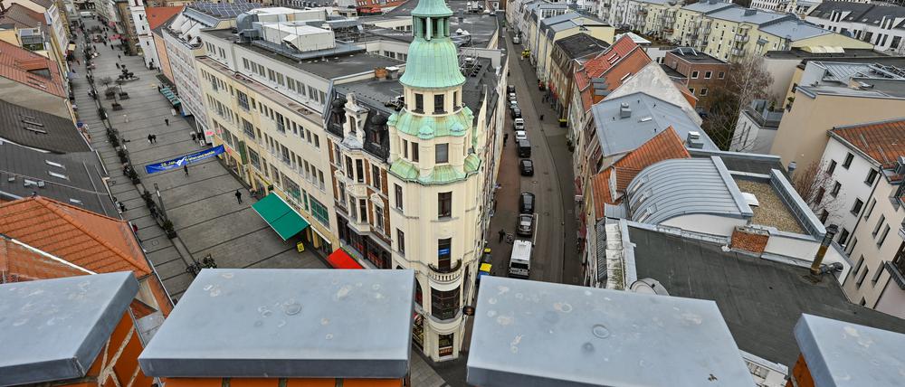 Blick vom knapp 30 Meter hohen Spremberger Turm über Wohn- und Geschäftshäuser im Zentrum der Stadt Cottbus.