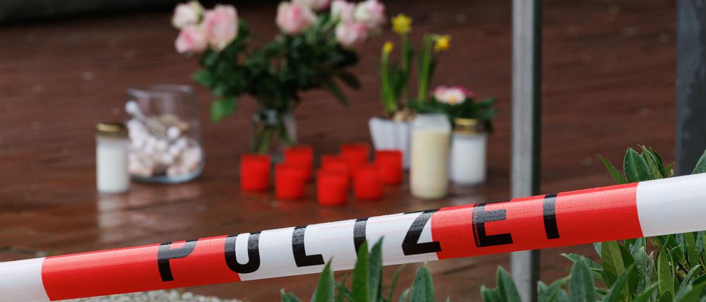 Blumen vor dem Tatort in Ibbenbüren, Nordrhein-Westfalen
