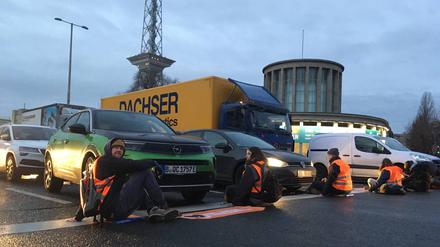 Klimaaktivisten blockieren den Messedamm in Berlin.
