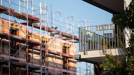 Ein Gerüst steht an der Baustelle eines Neubaus in Stuttgart. 