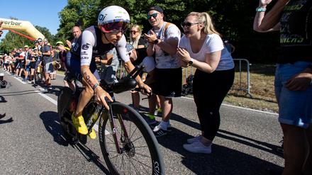 Die deutsche Triathletin Anne Haug während der Radetappe am Solarer Berg beim Datev Challenge Roth. 