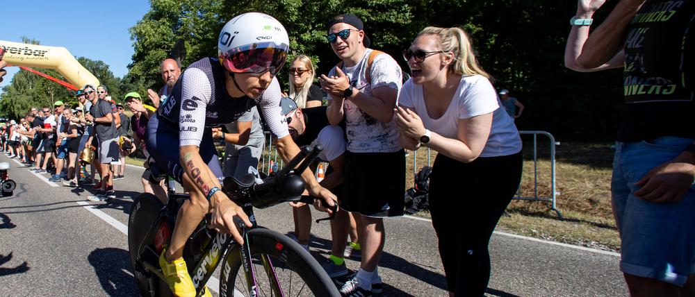 Die deutsche Triathletin Anne Haug während der Radetappe am Solarer Berg beim Datev Challenge Roth.