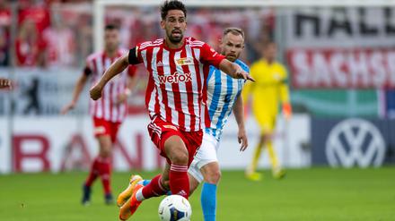 Berlins Rani Khedira (l.) und der Chemnitzer Tobias Müller kämpfen um den Ball. Khedira spielt bei Union eine wichtige Rolle. 
