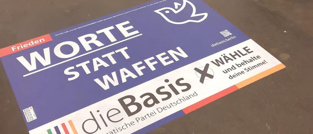 Wahlwerbung der Partei „Die Basis“ auf dem U-Bahnhof Senefelder Platz.