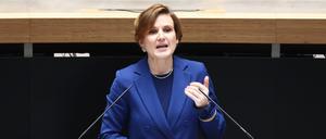 Berlins Sozialsenatorin Katja Kipping (Linke) wehrte sich im Berliner Abgeordnetenhaus gegen Kritik am beschlossenen Härtefallfonds.