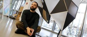 Murillo Basso vor der Installation in der Bibliothek.