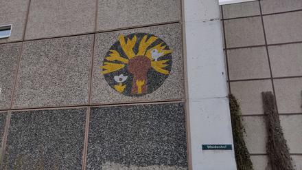 Die Wohnblöcke am Schlaatz, hier am Weidenhof, ziert DDR-Kunst. 