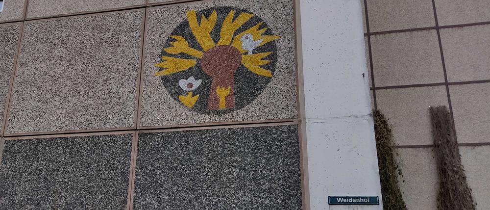 Die Wohnblöcke am Schlaatz, hier am Weidenhof, ziert DDR-Kunst.