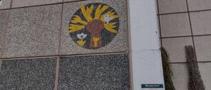 Die Wohnblöcke am Schlaatz, hier am Weidenhof, ziert DDR-Kunst. 