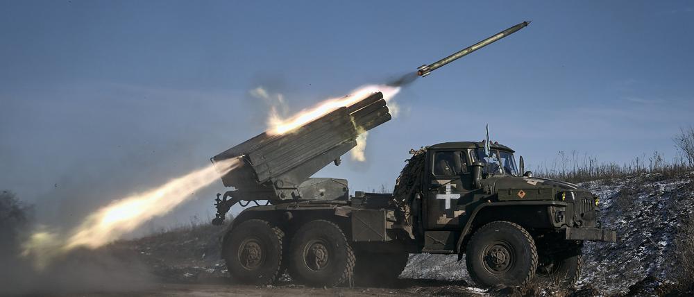 Ein Grad-Mehrfachraketenwerfer der ukrainischen Armee feuert Raketen auf russische Stellungen an der Frontlinie. (Januar 2023)