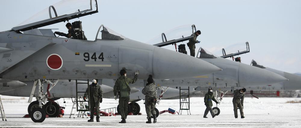 Japans Luftwaffe bei einem Testflug Anfang Januar in Hokkaido. Das Land will seine Verteidigungsausgaben bis 2027 verdoppeln.