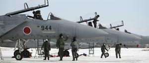 Japans Luftwaffe bei einem Testflug Anfang Januar in Hokkaido. Das Land will seine Verteidigungsausgaben bis 2027 verdoppeln.