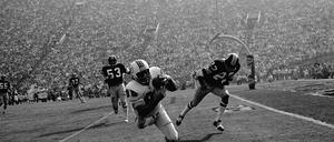 Jim Mandich von den Miami Dolphins empfängt am 14. Januar 1973 den spielentscheidenden Pass im Super Bowl VII gegen die Washington Redskins.