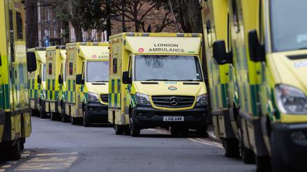 Vor der Waterloo Ambulance Station im Zentrum Londons sind Krankenwagen geparkt – die Besatzungen haben gestreikt (Symbolbild).