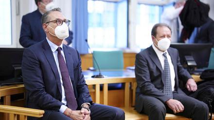 Heinz-Christian Strache (L) und sein Verteidiger Walter Grubmueller.
