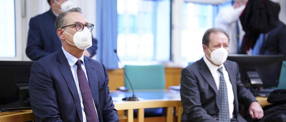 Heinz-Christian Strache (L) und sein Verteidiger Walter Grubmueller.