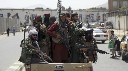 Schwer bewaffnete Taliban-Kämpfer patrouillieren durch Kabul: Seit ihrer Machtübernahme kontrolliert die militant-islamistische Gruppe Afghanistan (Archivfoto).