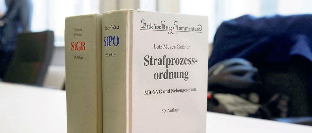 Vor dem Landgericht Erfurt hat am Donnerstag der Prozess um den Überfall auf Passanten vor der Thüringer Staatskanzlei im Juni 2021 begonnen.