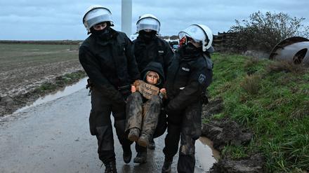 Auch die Umweltaktivistin Luisa Neubauer wird von Polizisten während einer Sitzblockade weggetragen. 
