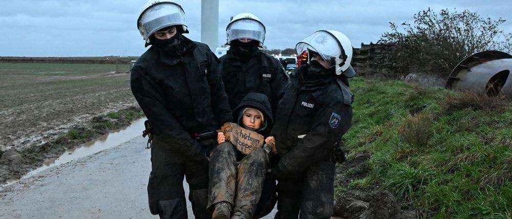 Auch die Umweltaktivistin Luisa Neubauer wird von Polizisten während einer Sitzblockade weggetragen. 