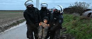 Auch die Umweltaktivistin Luisa Neubauer wird von Polizisten während einer Sitzblockade weggetragen. 