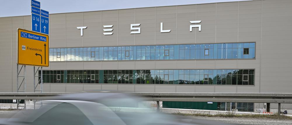 02.01.2023, Brandenburg, Grünheide: Das Gebäude der Batteriefertigung auf dem Gelände der Tesla Gigafactory Berlin-Brandenburg vom US-Elektroautobauer Tesla. Tesla beschäftigt derzeit nach eigenen Angaben mehr als 7000 Mitarbeiter im Werk in Grünheide. Bald sollen es in der Tesla Gigafactory Berlin-Brandenburg schon 12000 Beschäftigte sein. Mit dem geplanten Ausbau würden es dann noch mehr. Tesla will nach eigenen Angaben möglichst viel Verkehr von der Straße auf die Schiene verlegen. Das bisherige Tesla-Gelände umfasst rund 300 Hektar. Neu hinzu kommen jetzt weitere 100 Hektar. Foto: Patrick Pleul/dpa +++ dpa-Bildfunk +++