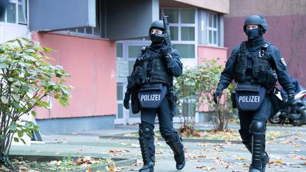 Polizeibeamte gehen zu einem Wohnhaus an der Gitschiner Straße. (Archivbild)