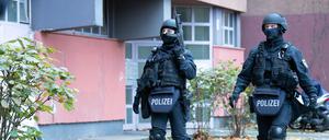 Polizeibeamte gehen zu einem Wohnhaus an der Gitschiner Straße. (Archivbild)