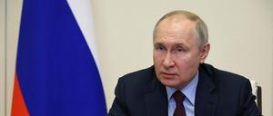 Der russische Präsident Wladimir Putin leitet eine Sitzung mit Regierungsmitgliedern per Videokonferenz.