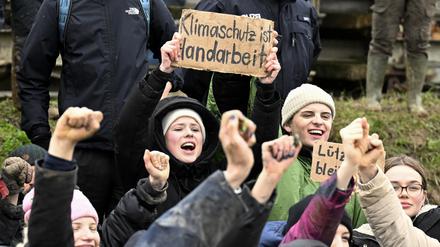 Umweltaktivistin Luisa Neubauer (M) protestiert während einer Demonstration gegen den Kohleabbau am zweiten Tag der Räumung im von Klimaaktivisten besetzten Braunkohleort Lützerath. 