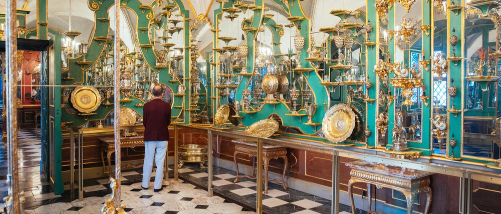 Ein Besucher schaut sich im Juwelenzimmer des Historischen Grünen Gewölbes im Residenzschloss um.