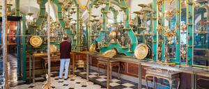 Ein Besucher schaut sich im Juwelenzimmer des Historischen Grünen Gewölbes im Residenzschloss um.