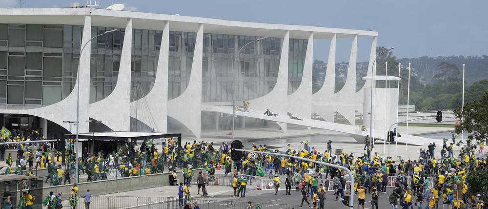 Anhänger des ehemaligen brasilianischen Präsidenten Bolsonaro protestieren vor dem Palácio do Planalto.