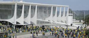 Anhänger des ehemaligen brasilianischen Präsidenten Bolsonaro protestieren vor dem Palácio do Planalto.