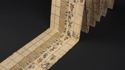 Der Kodex „Humboldt Fragment 1“ in typischer Leporellofaltung wurde vor rund 500 Jahren in Tlapan im heutigen Mexiko gemalt: Er verzeichnet Naturalabgaben an die Azteken zwischen 1504 und 1521 – in vorkolonialer Zeit: Goldstaub, gehämmerte Goldbleche verschiedener Größe und Form sowie gewebte Kleidung. 