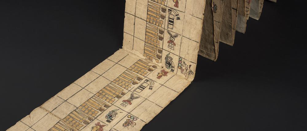 Der Kodex „Humboldt Fragment 1“ in typischer Leporellofaltung wurde vor rund 500 Jahren in Tlapan im heutigen Mexiko gemalt: Er verzeichnet Naturalabgaben an die Azteken zwischen 1504 und 1521 – in vorkolonialer Zeit: Goldstaub, gehämmerte Goldbleche verschiedener Größe und Form sowie gewebte Kleidung.