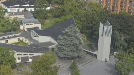 Ev. Zufluchts- und Jeremia-Kirche, Westerwaldstraße, Falkenhagener Feld, Spandau, Berlin, Deutschland *** Ev Zufluchts and Jeremia Church, Westerwaldstraße, Falkenhagener Feld, Spandau, Berlin, Germany 