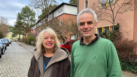 In der Waldsiedlung Zehlendorf: Ute Scheub und Christian Küttner wohnen hier; beide sind im Vorstand des Vereins Papageiensiedlung.