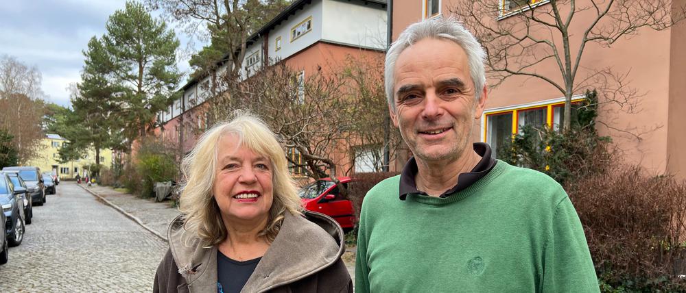 In der Waldsiedlung Zehlendorf: Ute Scheub und Christian Küttner wohnen hier; beide sind im Vorstand des Vereins Papageiensiedlung.