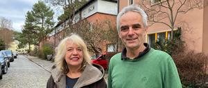 In der Waldsiedlung Zehlendorf: Ute Scheub und Christian Küttner wohnen hier; beide sind im Vorstand des Vereins Papageiensiedlung.