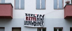 Ein Protestbanner an einem Berliner Wohnhaus.