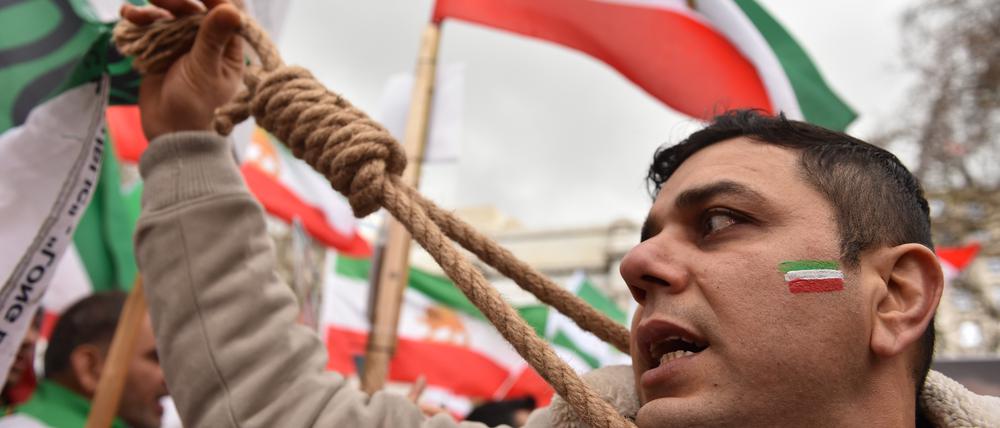 In London wird gegen die von den Mullahs verhängten Todesurteile protestiert.