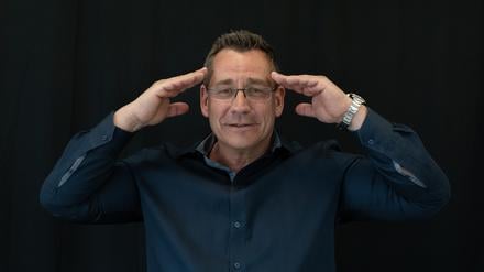 Der Erfolgscoach Bernd Kiesewetter kritisiert die Coaching-Branche und warnt vor unrealistischen Erwartungen.