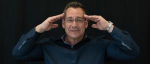 Der Erfolgscoach Bernd Kiesewetter kritisiert die Coaching-Branche und warnt vor unrealistischen Erwartungen.