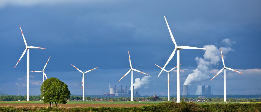 Windräder vor den Braunkohlenkraftwerken Neurath und Niederaußem. 