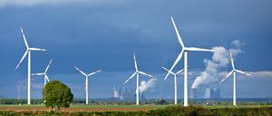 Windräder vor den Braunkohlenkraftwerken Neurath und Niederaußem. 
