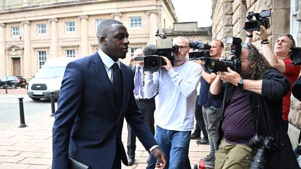 Benjamin Mendy auf dem Weg in den Gerichtssaal.