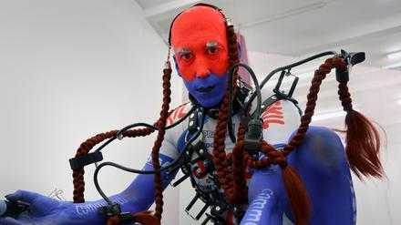 Die Figur Protektorama (fed and cared for by J.P. Raether) bei einem Auftritt im Kreuzberger Kunstverein Ngbk.