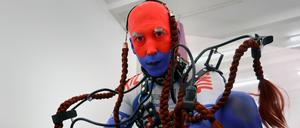 Die Figur Protektorama (fed and cared for by J.P. Raether) bei einem Auftritt im Kreuzberger Kunstverein Ngbk.