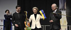 Ulf Kristersson (l-r), Ministerpräsident von Schweden, Ursula von der Leyen, Präsidentin der Europäischen Kommission, und König Carl Gustaf von Schweden bei der Einweihung der neuen Satellitenstartrampe. 